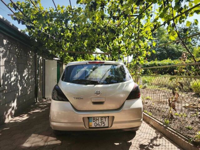 Бежевый Ниссан Тиида, объемом двигателя 1.6 л и пробегом 190 тыс. км за 4800 $, фото 1 на Automoto.ua