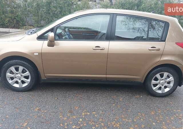 Бежевый Ниссан Тиида, объемом двигателя 1.6 л и пробегом 100 тыс. км за 6100 $, фото 7 на Automoto.ua