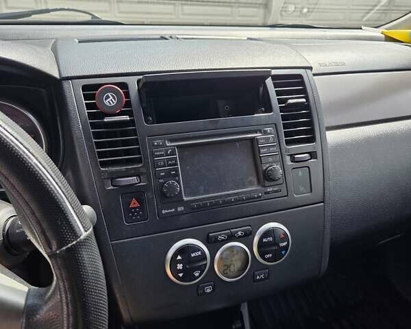 Бежевый Ниссан Тиида, объемом двигателя 1.6 л и пробегом 130 тыс. км за 7500 $, фото 2 на Automoto.ua