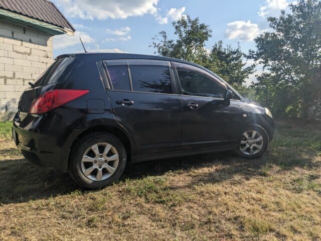 Черный Ниссан Тиида, объемом двигателя 1.6 л и пробегом 209 тыс. км за 4400 $, фото 2 на Automoto.ua