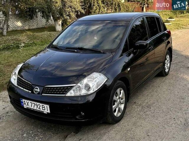 Черный Ниссан Тиида, объемом двигателя 1.6 л и пробегом 150 тыс. км за 5000 $, фото 2 на Automoto.ua
