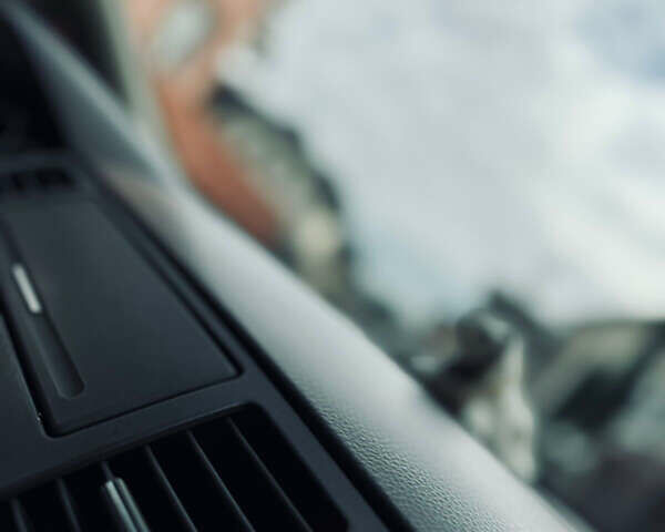 Черный Ниссан Тиида, объемом двигателя 1.6 л и пробегом 187 тыс. км за 5800 $, фото 10 на Automoto.ua