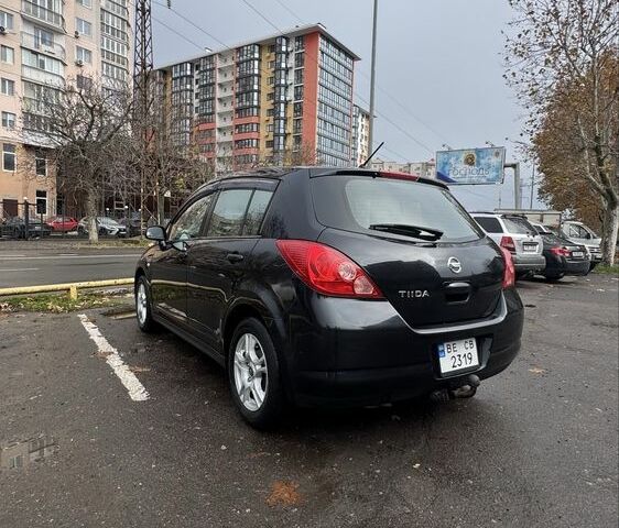 Черный Ниссан Тиида, объемом двигателя 1.6 л и пробегом 222 тыс. км за 5900 $, фото 3 на Automoto.ua