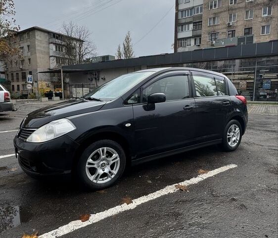 Черный Ниссан Тиида, объемом двигателя 1.6 л и пробегом 222 тыс. км за 5900 $, фото 4 на Automoto.ua