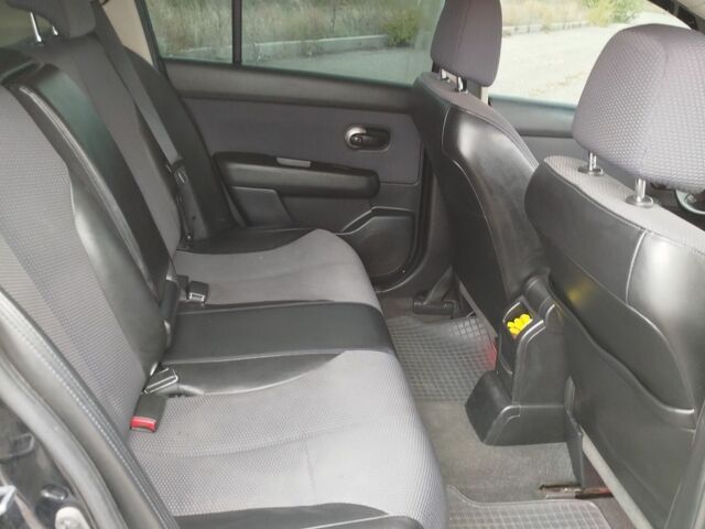 Черный Ниссан Тиида, объемом двигателя 1.6 л и пробегом 2 тыс. км за 6200 $, фото 5 на Automoto.ua