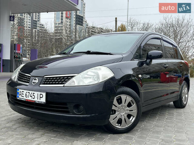 Черный Ниссан Тиида, объемом двигателя 1.6 л и пробегом 172 тыс. км за 6900 $, фото 3 на Automoto.ua