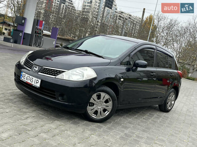 Черный Ниссан Тиида, объемом двигателя 1.6 л и пробегом 172 тыс. км за 6900 $, фото 2 на Automoto.ua