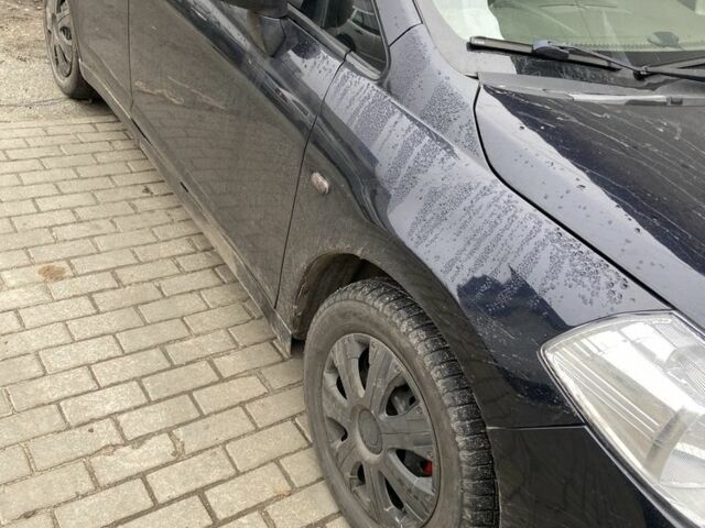 Черный Ниссан Тиида, объемом двигателя 1.6 л и пробегом 200 тыс. км за 4500 $, фото 1 на Automoto.ua