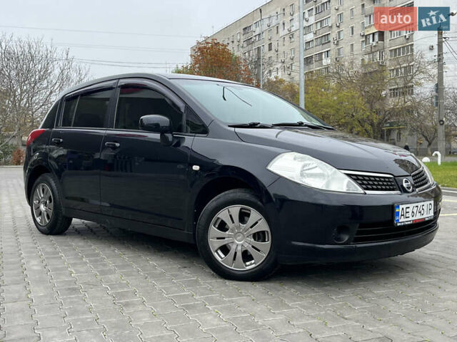 Черный Ниссан Тиида, объемом двигателя 1.6 л и пробегом 172 тыс. км за 6900 $, фото 4 на Automoto.ua