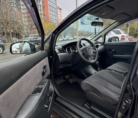 Черный Ниссан Тиида, объемом двигателя 1.6 л и пробегом 222 тыс. км за 5900 $, фото 5 на Automoto.ua