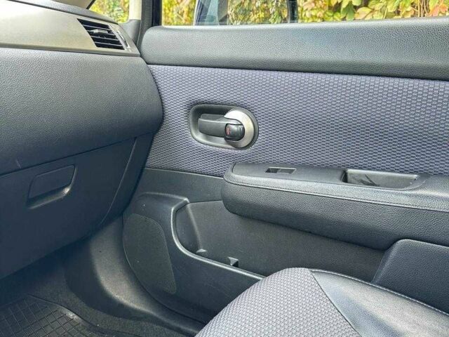 Черный Ниссан Тиида, объемом двигателя 1.6 л и пробегом 117 тыс. км за 7400 $, фото 12 на Automoto.ua