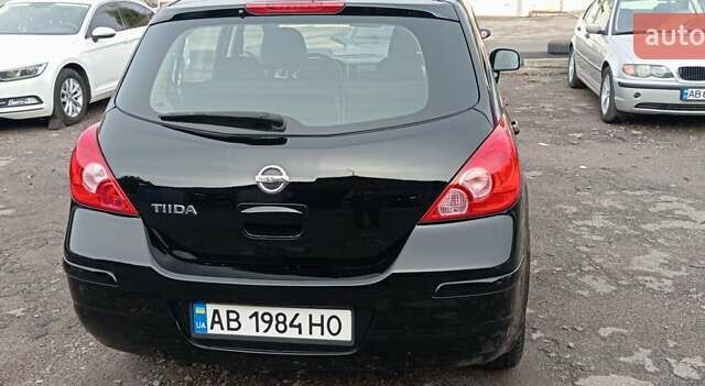 Черный Ниссан Тиида, объемом двигателя 1.6 л и пробегом 300 тыс. км за 4550 $, фото 4 на Automoto.ua