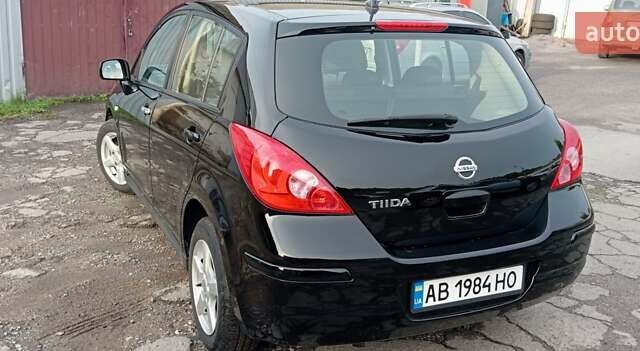 Черный Ниссан Тиида, объемом двигателя 1.6 л и пробегом 300 тыс. км за 4550 $, фото 3 на Automoto.ua