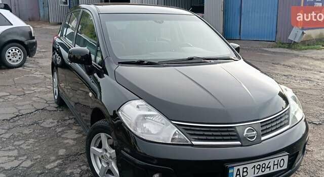 Черный Ниссан Тиида, объемом двигателя 1.6 л и пробегом 300 тыс. км за 4550 $, фото 10 на Automoto.ua