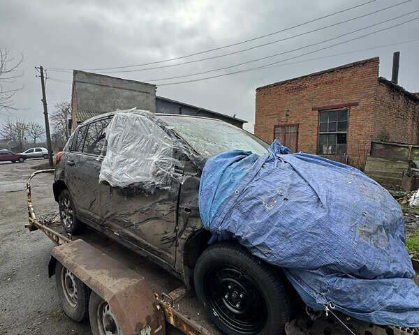 Черный Ниссан Тиида, объемом двигателя 1.6 л и пробегом 152 тыс. км за 4000 $, фото 5 на Automoto.ua