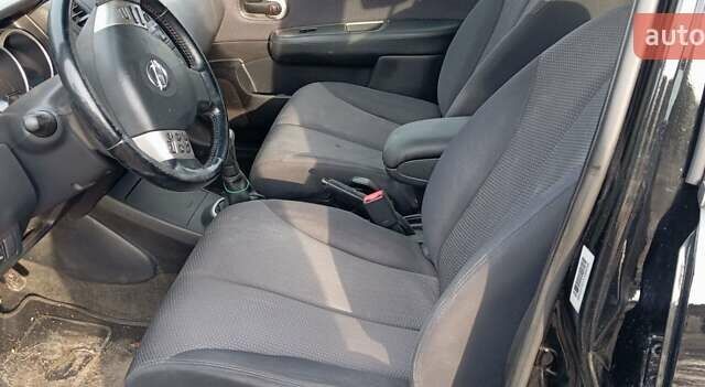 Черный Ниссан Тиида, объемом двигателя 1.6 л и пробегом 300 тыс. км за 4550 $, фото 2 на Automoto.ua