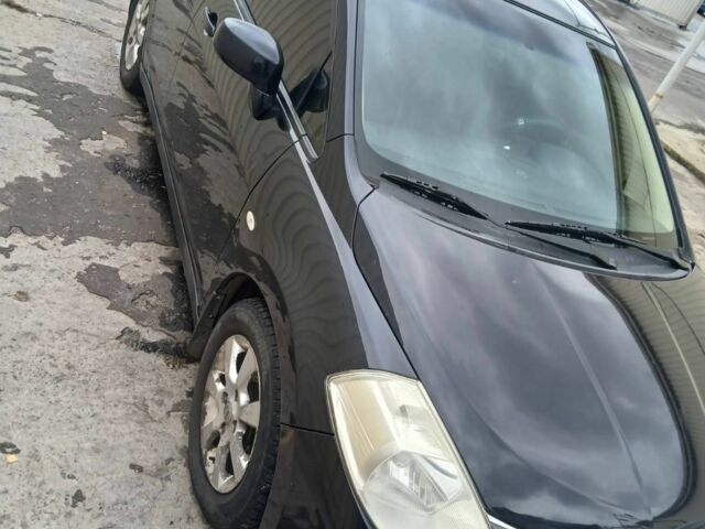 Черный Ниссан Тиида, объемом двигателя 1.6 л и пробегом 220 тыс. км за 5498 $, фото 2 на Automoto.ua