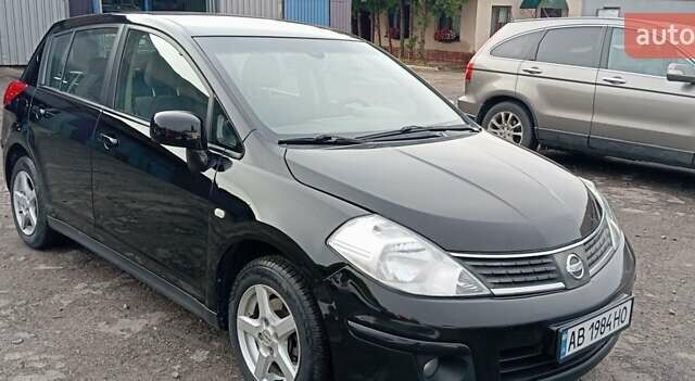 Черный Ниссан Тиида, объемом двигателя 1.6 л и пробегом 300 тыс. км за 4550 $, фото 1 на Automoto.ua