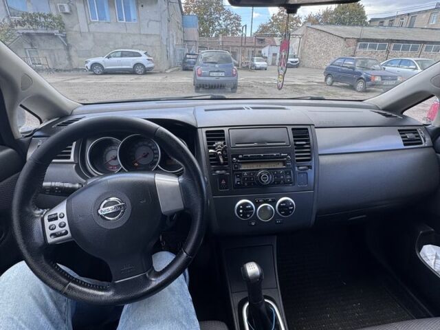 Черный Ниссан Тиида, объемом двигателя 1.6 л и пробегом 300 тыс. км за 4800 $, фото 5 на Automoto.ua