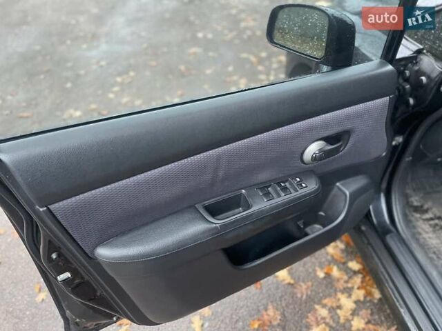 Черный Ниссан Тиида, объемом двигателя 1.6 л и пробегом 188 тыс. км за 6700 $, фото 9 на Automoto.ua