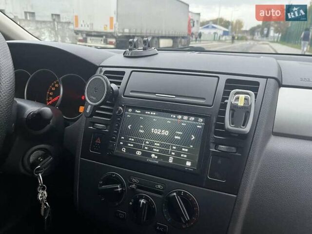 Черный Ниссан Тиида, объемом двигателя 1.6 л и пробегом 129 тыс. км за 5500 $, фото 11 на Automoto.ua