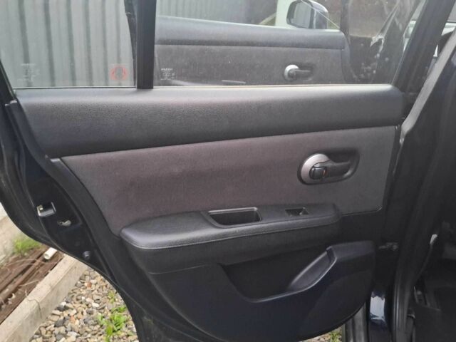 Черный Ниссан Тиида, объемом двигателя 0 л и пробегом 110 тыс. км за 7200 $, фото 4 на Automoto.ua