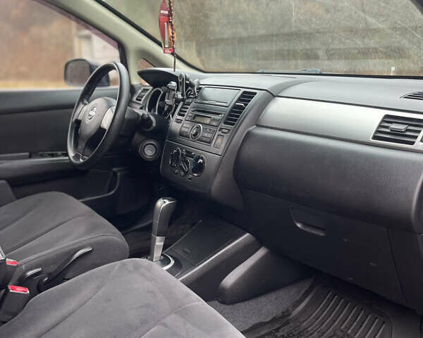 Черный Ниссан Тиида, объемом двигателя 1.6 л и пробегом 138 тыс. км за 6400 $, фото 20 на Automoto.ua