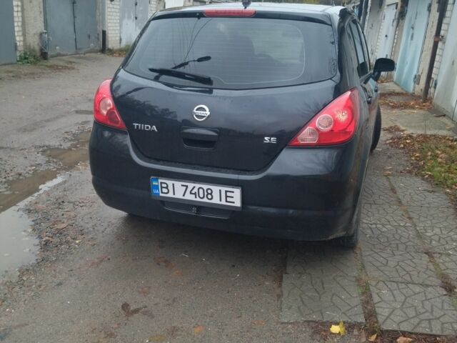 Черный Ниссан Тиида, объемом двигателя 1.6 л и пробегом 220 тыс. км за 5498 $, фото 1 на Automoto.ua