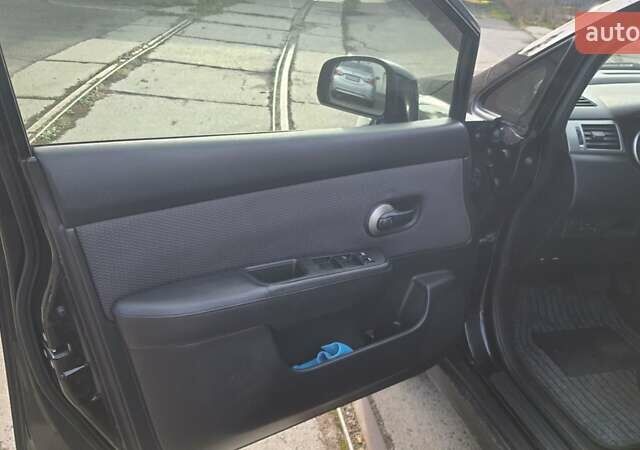 Черный Ниссан Тиида, объемом двигателя 1.6 л и пробегом 229 тыс. км за 5900 $, фото 5 на Automoto.ua