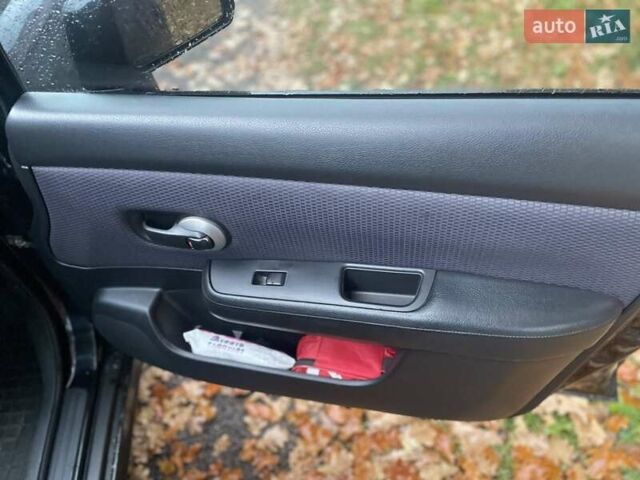 Черный Ниссан Тиида, объемом двигателя 1.6 л и пробегом 188 тыс. км за 6700 $, фото 10 на Automoto.ua