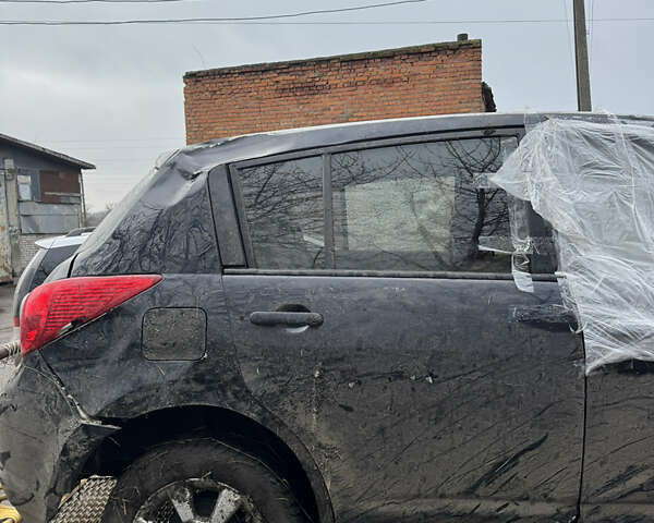 Черный Ниссан Тиида, объемом двигателя 1.6 л и пробегом 152 тыс. км за 4000 $, фото 3 на Automoto.ua