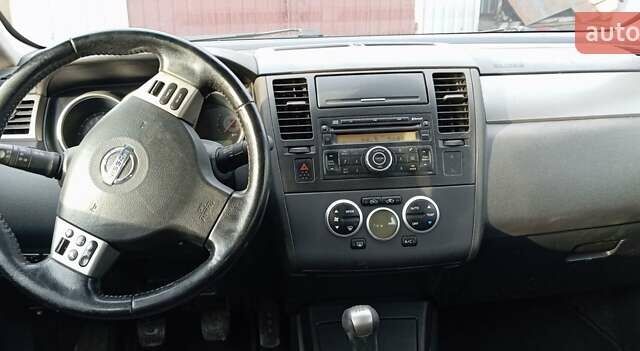 Черный Ниссан Тиида, объемом двигателя 1.6 л и пробегом 300 тыс. км за 4550 $, фото 9 на Automoto.ua