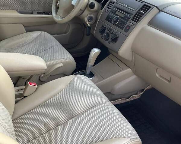 Черный Ниссан Тиида, объемом двигателя 1.6 л и пробегом 229 тыс. км за 6800 $, фото 6 на Automoto.ua