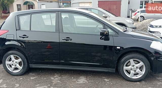 Черный Ниссан Тиида, объемом двигателя 1.6 л и пробегом 300 тыс. км за 4550 $, фото 5 на Automoto.ua