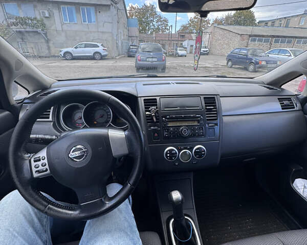 Черный Ниссан Тиида, объемом двигателя 1.6 л и пробегом 300 тыс. км за 4500 $, фото 6 на Automoto.ua