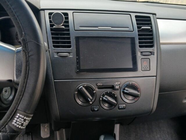 Черный Ниссан Тиида, объемом двигателя 1.6 л и пробегом 220 тыс. км за 5498 $, фото 4 на Automoto.ua