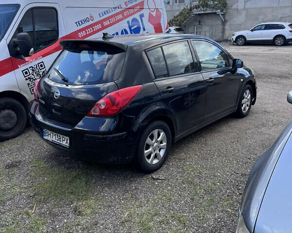 Черный Ниссан Тиида, объемом двигателя 1.6 л и пробегом 300 тыс. км за 4500 $, фото 2 на Automoto.ua