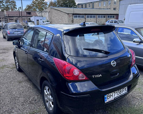 Черный Ниссан Тиида, объемом двигателя 1.6 л и пробегом 300 тыс. км за 4500 $, фото 1 на Automoto.ua