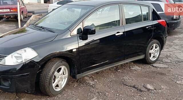 Черный Ниссан Тиида, объемом двигателя 1.6 л и пробегом 300 тыс. км за 4550 $, фото 6 на Automoto.ua