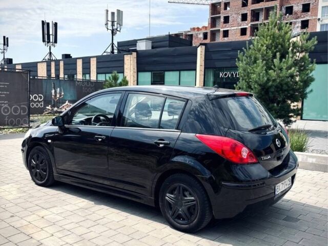 Черный Ниссан Тиида, объемом двигателя 1.6 л и пробегом 299 тыс. км за 5600 $, фото 4 на Automoto.ua