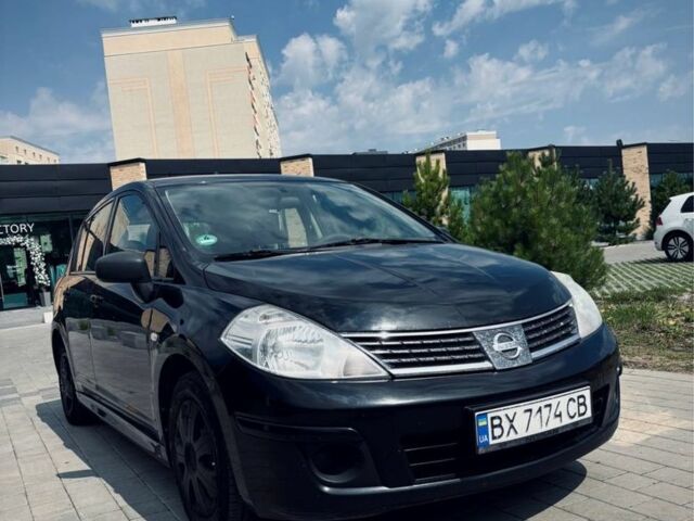 Черный Ниссан Тиида, объемом двигателя 1.6 л и пробегом 299 тыс. км за 5600 $, фото 2 на Automoto.ua