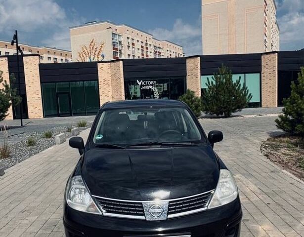 Черный Ниссан Тиида, объемом двигателя 1.6 л и пробегом 299 тыс. км за 5600 $, фото 1 на Automoto.ua