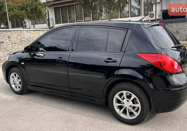 Черный Ниссан Тиида, объемом двигателя 1.6 л и пробегом 190 тыс. км за 7700 $, фото 2 на Automoto.ua