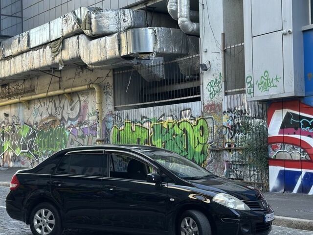 Черный Ниссан Тиида, объемом двигателя 1.6 л и пробегом 220 тыс. км за 5200 $, фото 4 на Automoto.ua