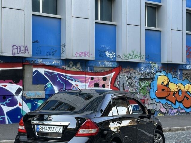 Черный Ниссан Тиида, объемом двигателя 1.6 л и пробегом 220 тыс. км за 5200 $, фото 3 на Automoto.ua