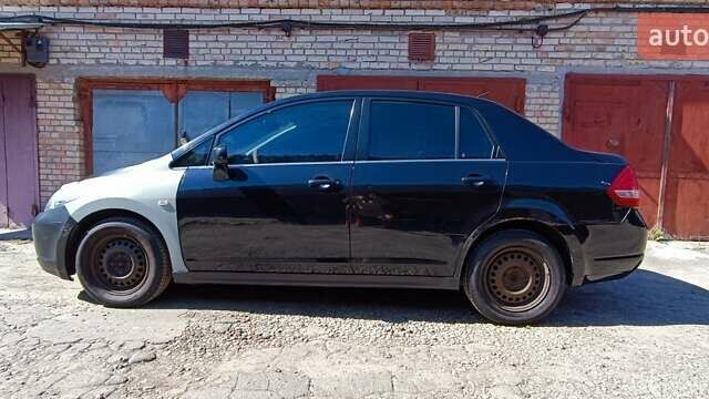 Черный Ниссан Тиида, объемом двигателя 1.6 л и пробегом 210 тыс. км за 3900 $, фото 1 на Automoto.ua