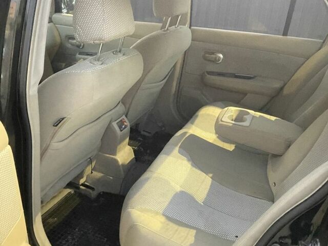 Черный Ниссан Тиида, объемом двигателя 1.6 л и пробегом 200 тыс. км за 4100 $, фото 5 на Automoto.ua