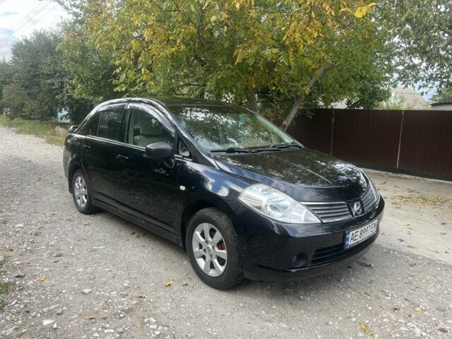 Черный Ниссан Тиида, объемом двигателя 1.6 л и пробегом 304 тыс. км за 4700 $, фото 1 на Automoto.ua