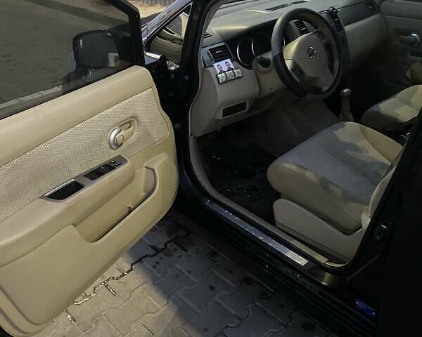 Черный Ниссан Тиида, объемом двигателя 1.6 л и пробегом 200 тыс. км за 4250 $, фото 4 на Automoto.ua