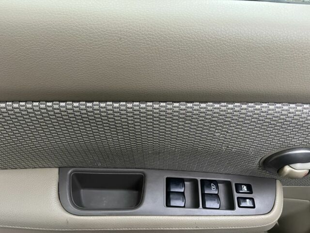 Черный Ниссан Тиида, объемом двигателя 1.6 л и пробегом 304 тыс. км за 4700 $, фото 12 на Automoto.ua